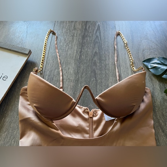 Oh Polly Chained Up Satin Cut Out Bodysuit in Rose Gold. Size 0 - Picture 7 of 16